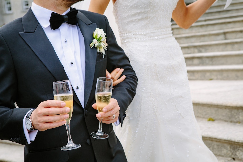 champagne mariage avec les mariés