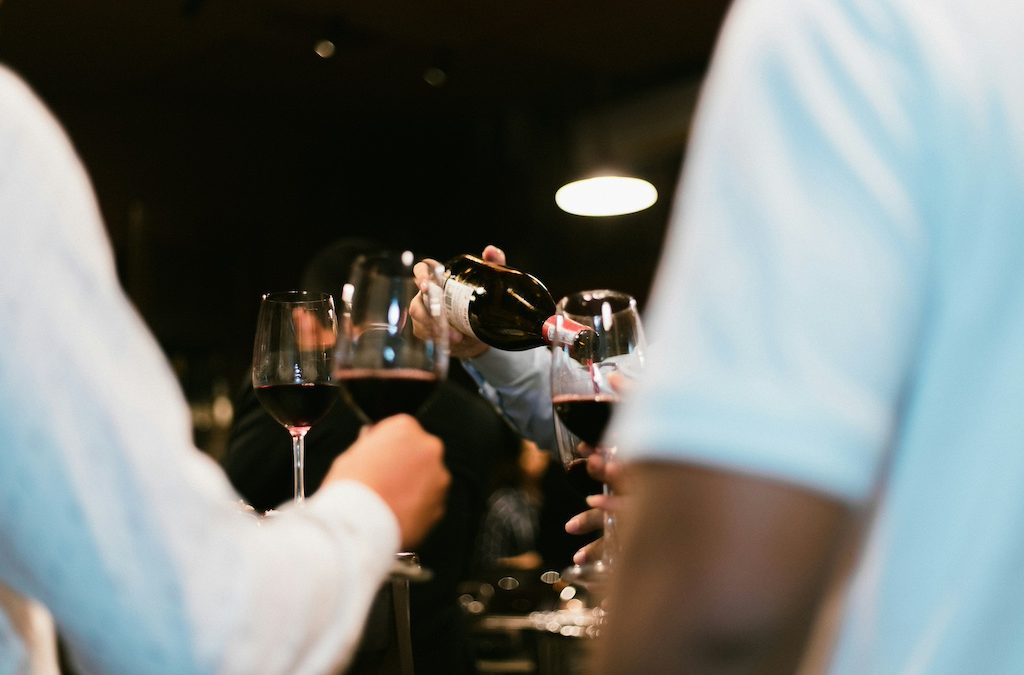 Découvrez le vin rouge pétillant : un délice effervescent