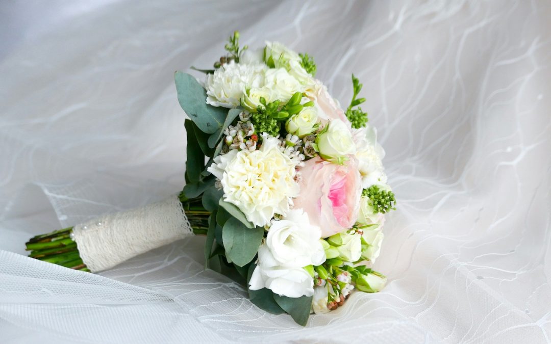 Bouquet de mariée bohème : quelles fleurs, quelles formes, quel budget